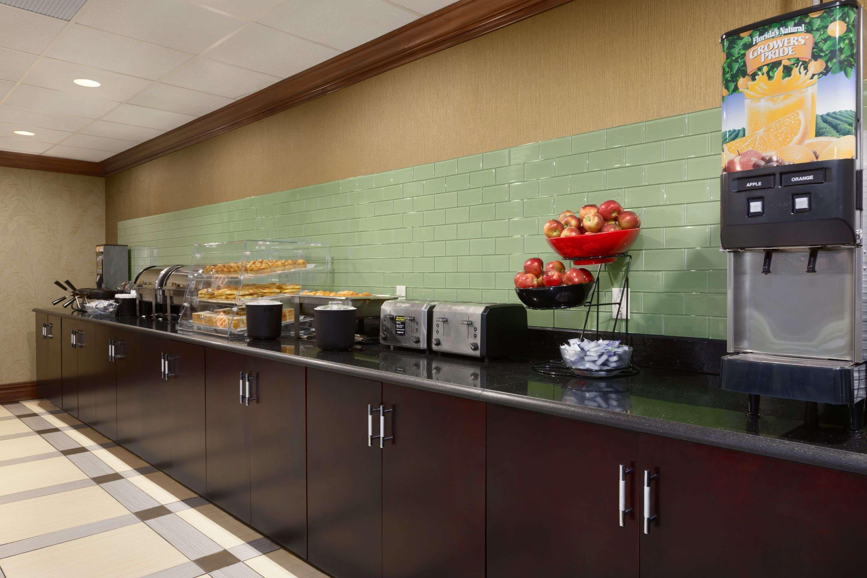 Ramada By Wyndham Rochelle Park Near Paramus Екстериор снимка