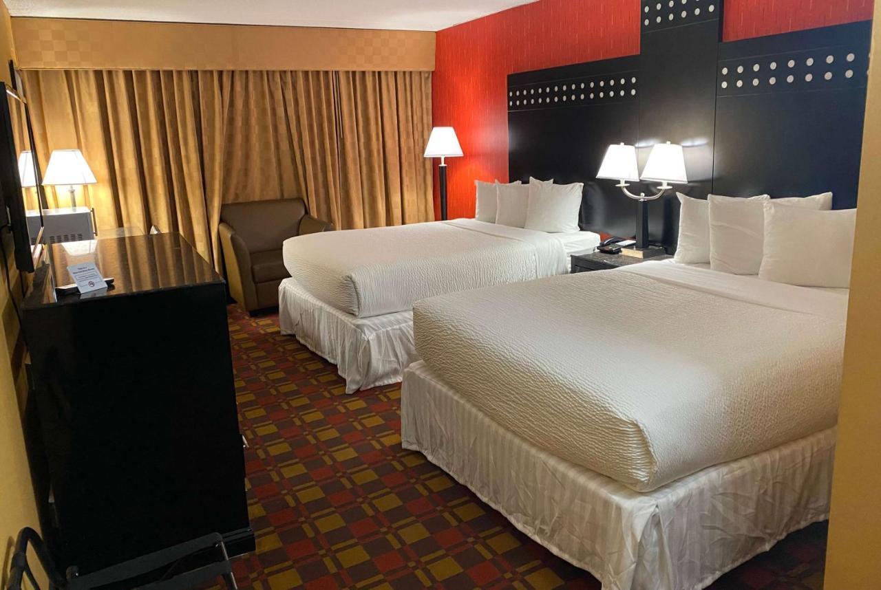 Ramada By Wyndham Rochelle Park Near Paramus Екстериор снимка