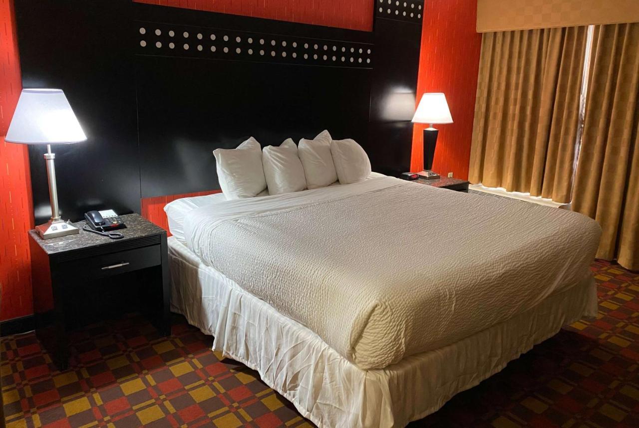 Ramada By Wyndham Rochelle Park Near Paramus Екстериор снимка