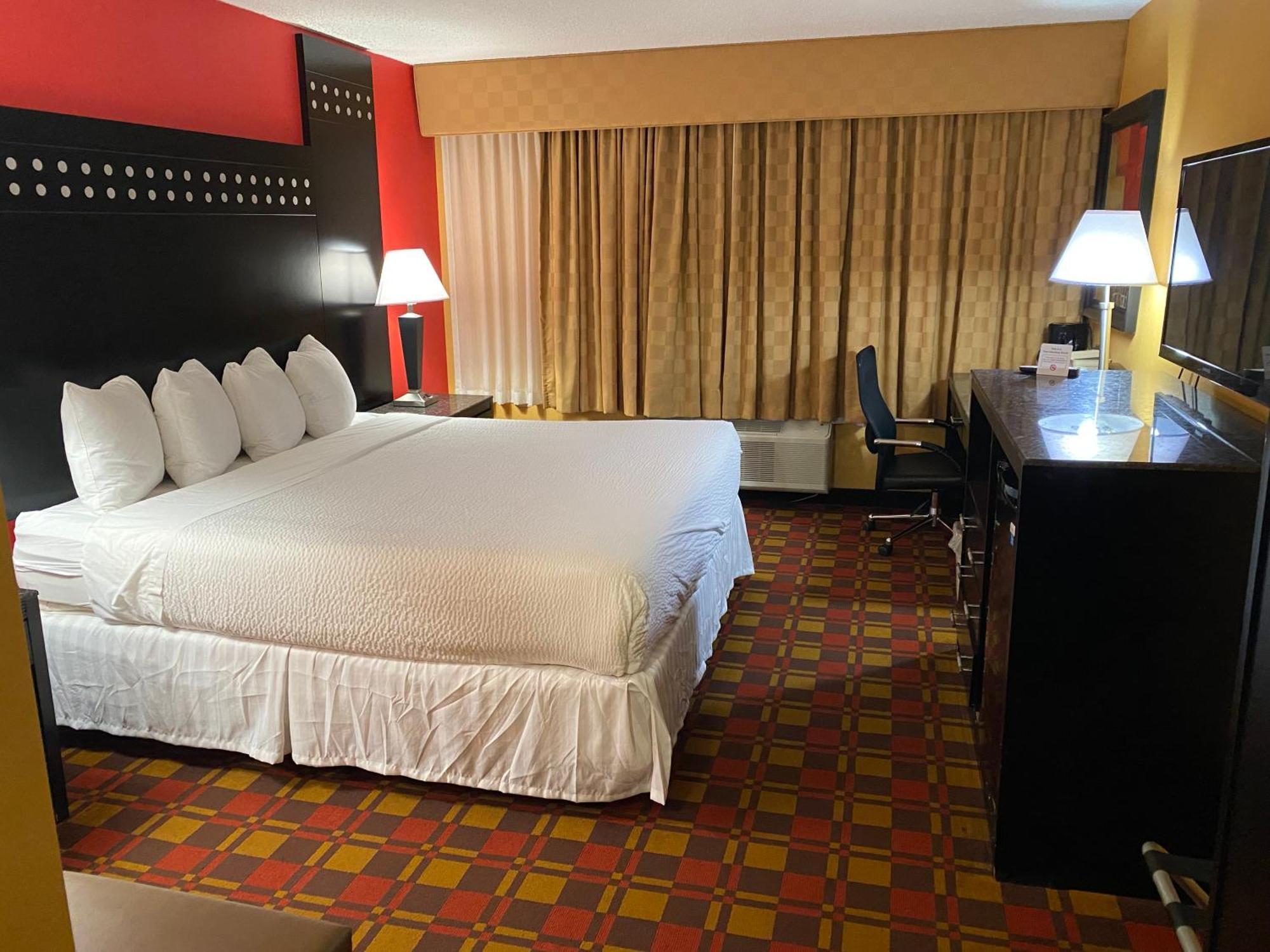Ramada By Wyndham Rochelle Park Near Paramus Екстериор снимка