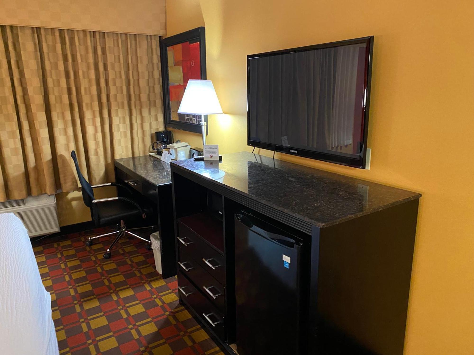 Ramada By Wyndham Rochelle Park Near Paramus Екстериор снимка