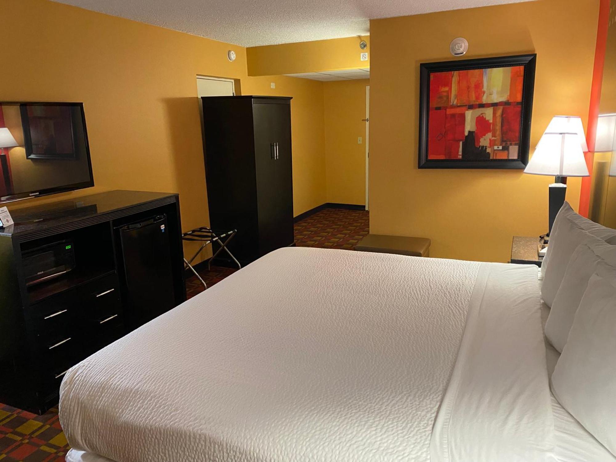 Ramada By Wyndham Rochelle Park Near Paramus Екстериор снимка