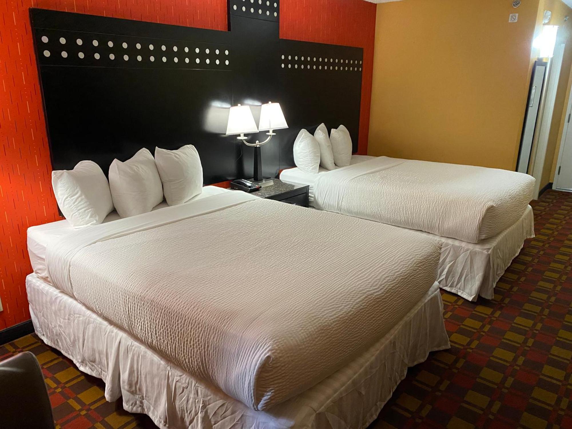 Ramada By Wyndham Rochelle Park Near Paramus Екстериор снимка