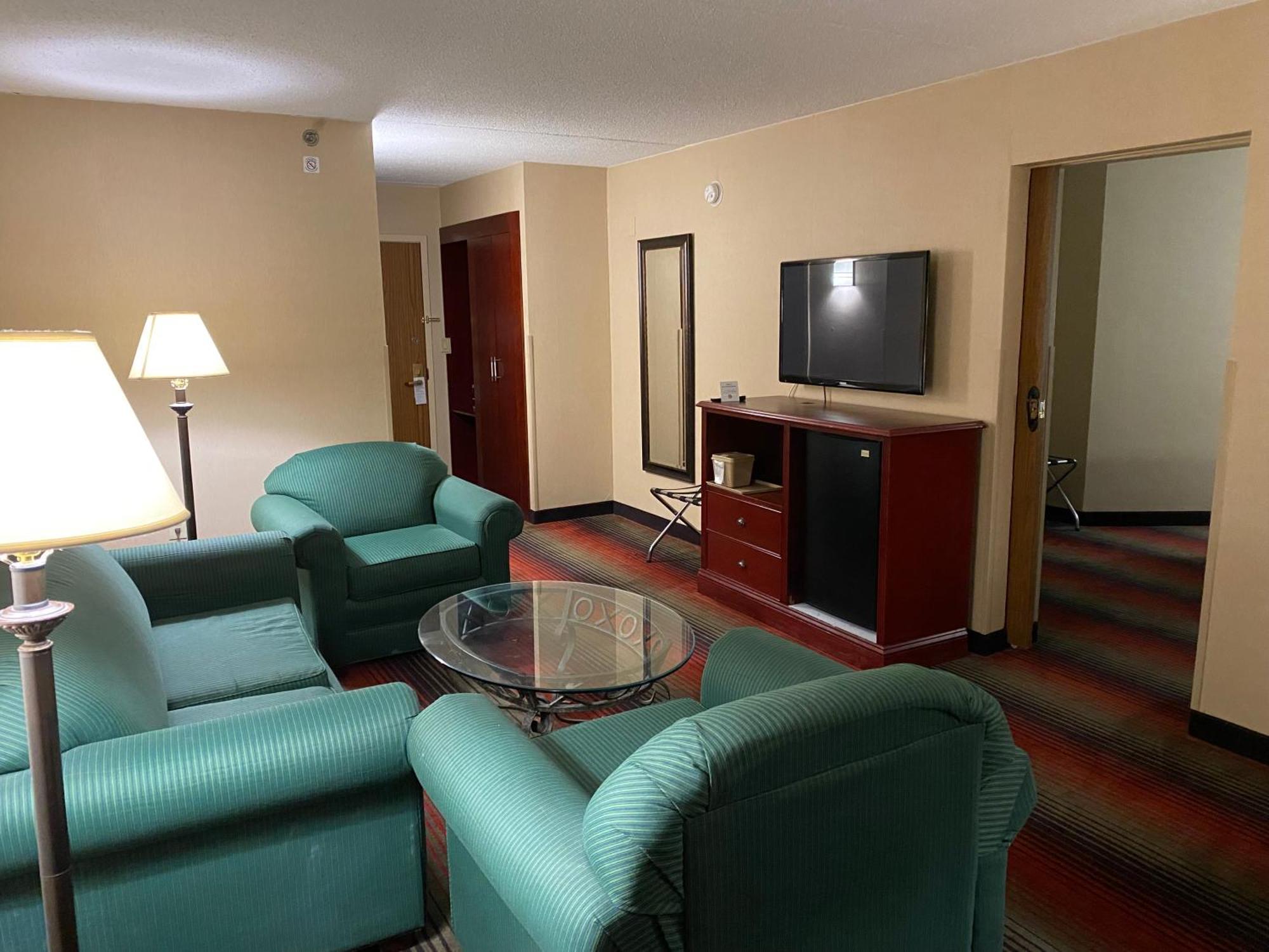 Ramada By Wyndham Rochelle Park Near Paramus Екстериор снимка