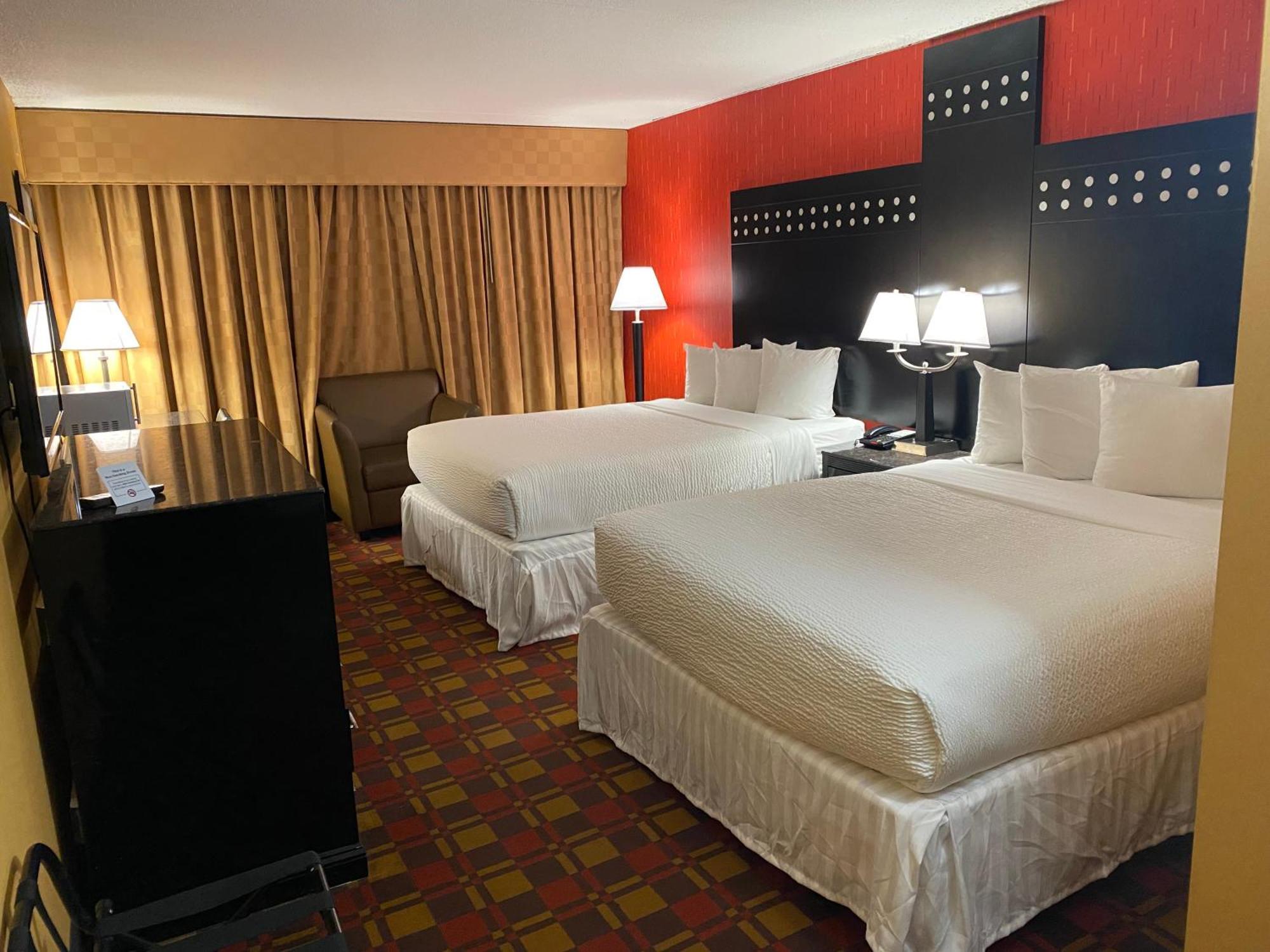 Ramada By Wyndham Rochelle Park Near Paramus Екстериор снимка