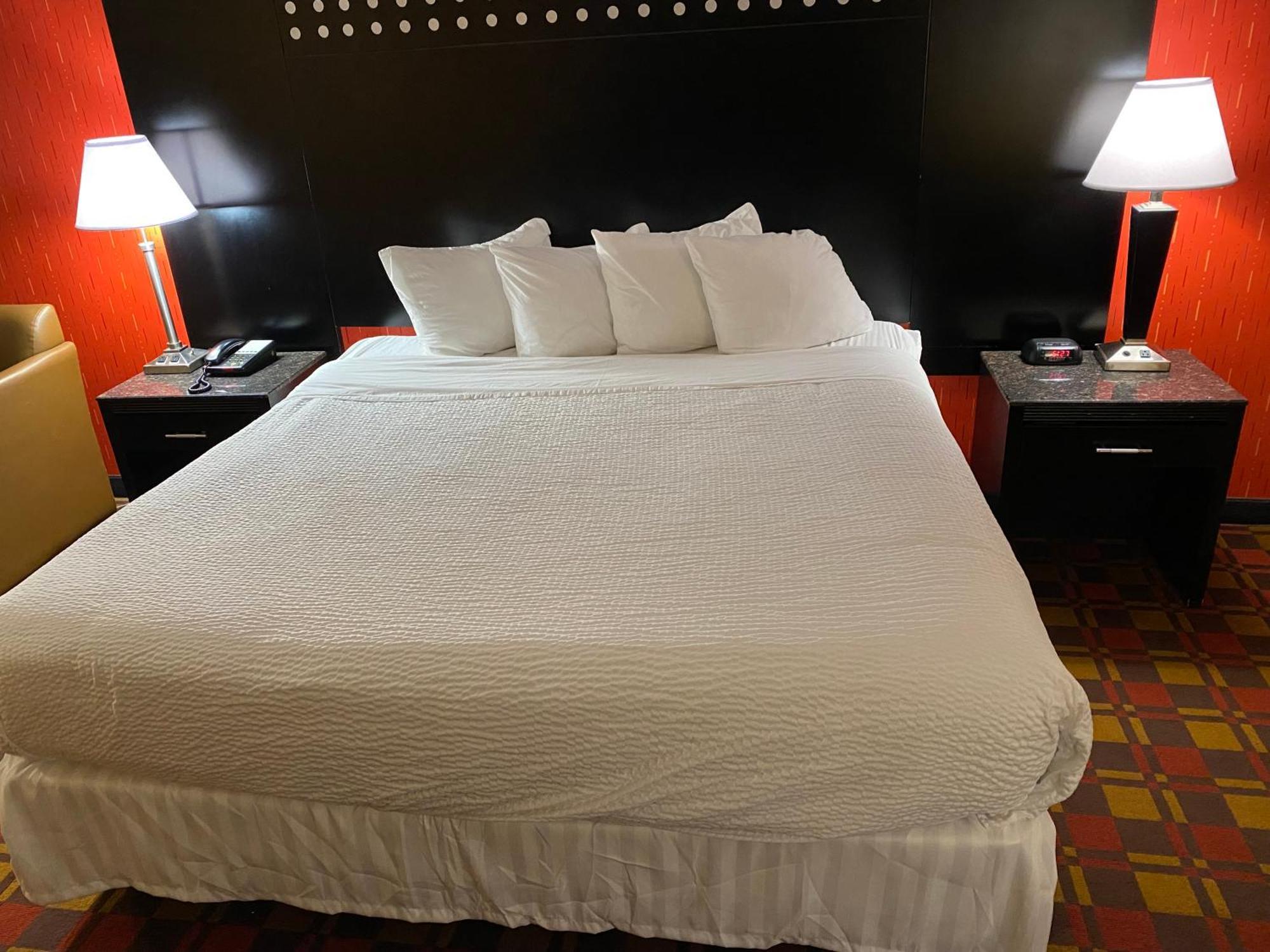 Ramada By Wyndham Rochelle Park Near Paramus Екстериор снимка