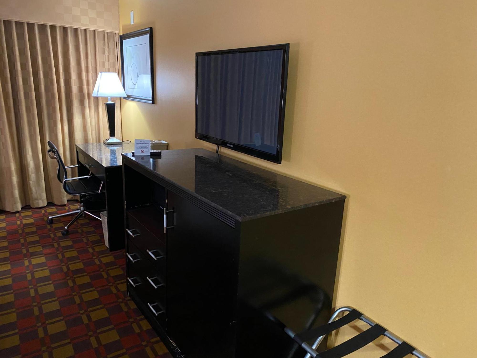 Ramada By Wyndham Rochelle Park Near Paramus Екстериор снимка