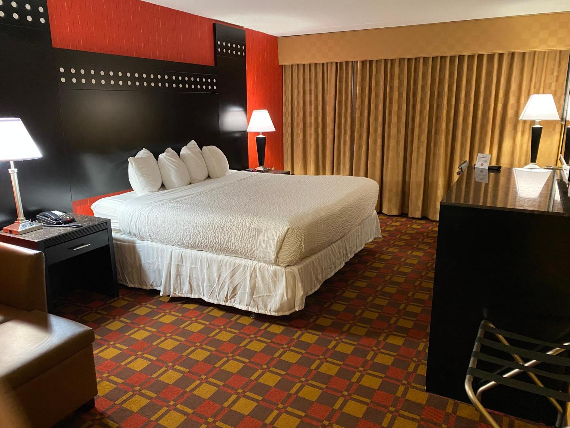 Ramada By Wyndham Rochelle Park Near Paramus Екстериор снимка